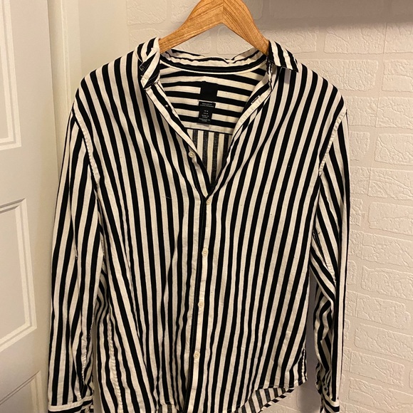 Black and White H&M Shirt! - Picture 2 of 2